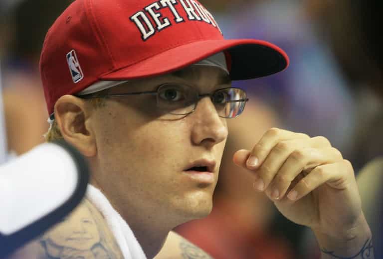 WATCH: Eminem’s sign language interpreter is a faster rapper than he is WATCH: Eminem’s sign language interpreter is a faster rapper than he is