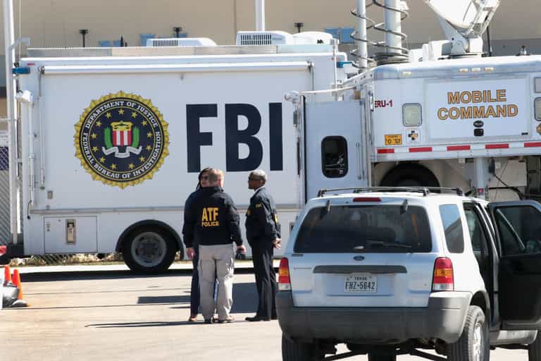 FBI agent accidentally shoots a man in the leg whilst dancing FBI agent accidentally shoots a man in the leg whilst dancing