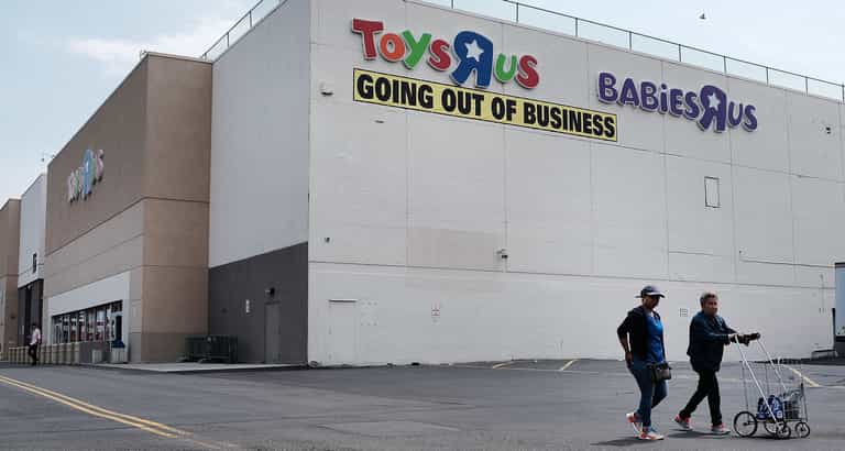 Photos of Geoffrey the Giraffe leaving an empty Toys R Us store are utterly heart-breaking Photos of Geoffrey the Giraffe leaving an empty Toys R Us store are utterly heart-breaking