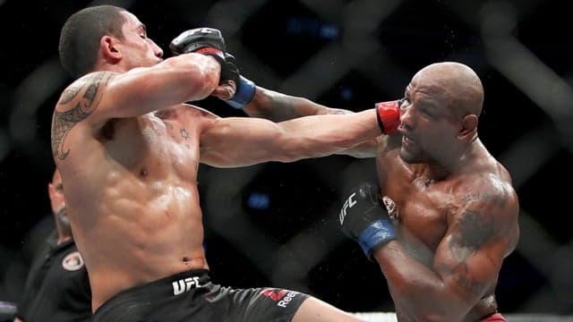 Robert Whittaker shows off smashed thumb after edging decision over Yoel Romero Robert Whittaker shows off smashed thumb after edging decision over Yoel Romero