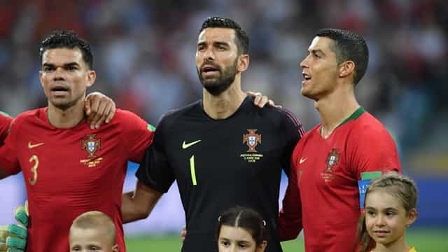 Here’s why Cristiano Ronaldo turns to the side during Portugal’s national anthem Here’s why Cristiano Ronaldo turns to the side during Portugal’s national anthem