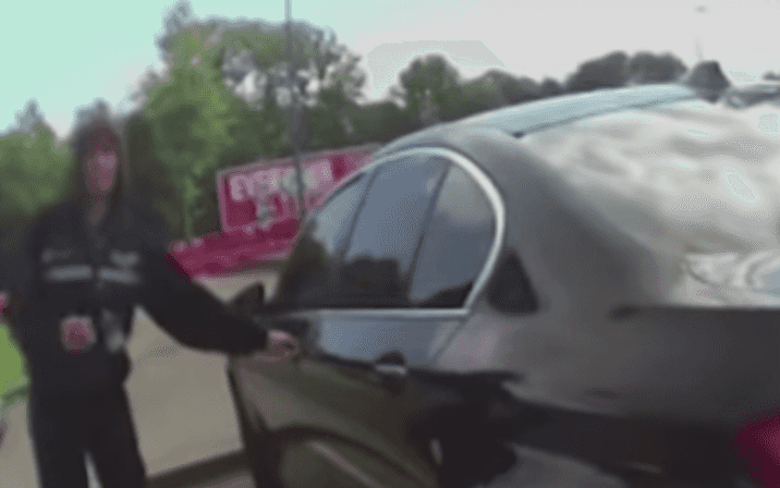 Watch murderer pull up at police station with stabbing victim in the passenger seat Watch murderer pull up at police station with stabbing victim in the passenger seat