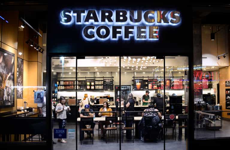 Starbucks to remove plastic straws from all 28,000 stores around the globe Starbucks to remove plastic straws from all 28,000 stores around the globe