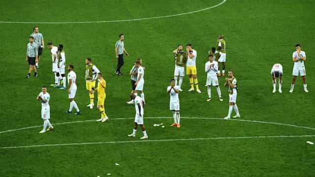 England supporters serenade players with rousing rendition of ‘Don’t Look Back in Anger’ England supporters serenade players with rousing rendition of ‘Don’t Look Back in Anger’