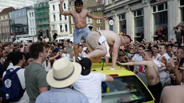 Turns out the woman who danced on the ambulance after England’s win is actually a Scot Turns out the woman who danced on the ambulance after England’s win is actually a Scot