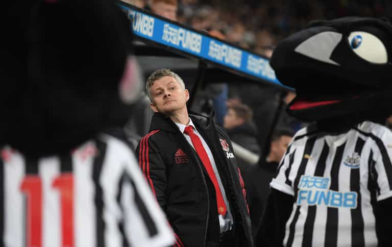 Alexis Sanchez kicked out of Solskjaer’s seat on Man Utd bench after injury Alexis Sanchez kicked out of Solskjaer’s seat on Man Utd bench after injury