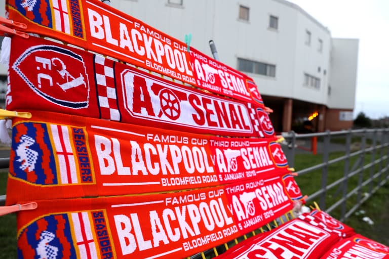 Arsenal delayed from leaving hotel by ‘Blackpool fan sitting on team bus roof’ Arsenal delayed from leaving hotel by ‘Blackpool fan sitting on team bus roof’
