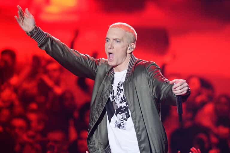 Eminem refuses to perform Killshot and lays into Machine Gun Kelly on stage Eminem refuses to perform Killshot and lays into Machine Gun Kelly on stage