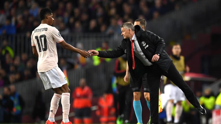 Marc-Andre ter Stegen had a sneaky look at the note Solskjaer passed to Marcus Rashford Marc-Andre ter Stegen had a sneaky look at the note Solskjaer passed to Marcus Rashford