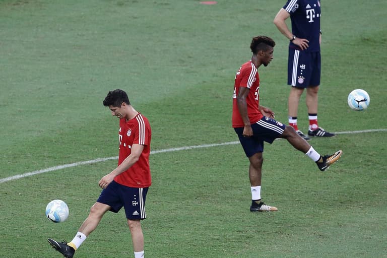 Kingsley Coman and Robert Lewandowski reportedly trade punches during Bayern Munich training Kingsley Coman and Robert Lewandowski reportedly trade punches during Bayern Munich training