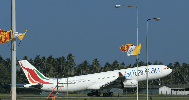 Bomb discovered at Sri Lankan airport hours after explosions kill 207 Bomb discovered at Sri Lankan airport hours after explosions kill 207