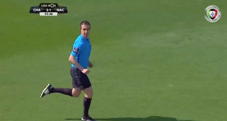 Assistant referee stops match for three minutes to go to the toilet Assistant referee stops match for three minutes to go to the toilet