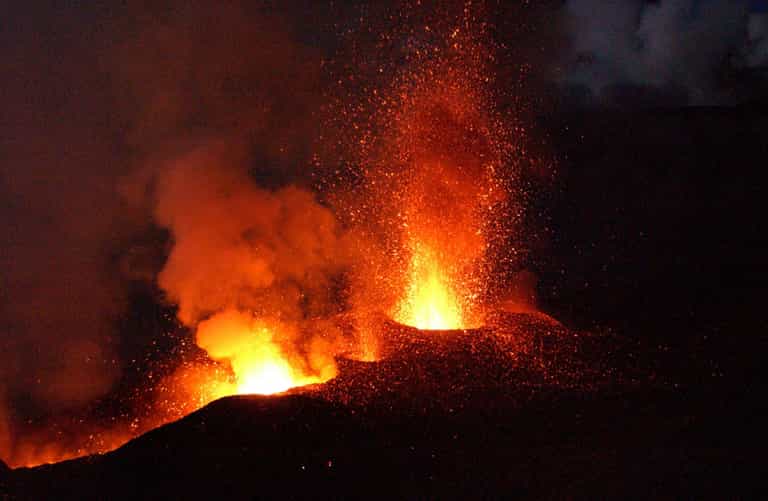Spectacular images captured of lava jets during Mount Etna’s eruption Spectacular images captured of lava jets during Mount Etna’s eruption