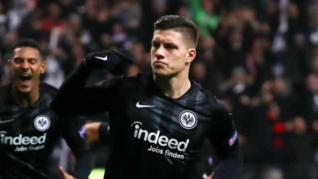 Luka Jovic marks goal against Chelsea with shocking knee-slide Luka Jovic marks goal against Chelsea with shocking knee-slide