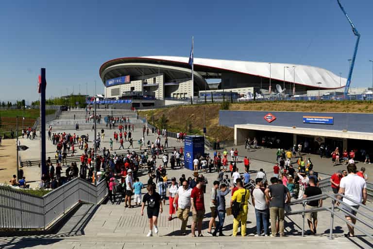 Spurs fans stranded at airport promised they’ll land in Madrid 90 minutes before kick-off Spurs fans stranded at airport promised they’ll land in Madrid 90 minutes before kick-off