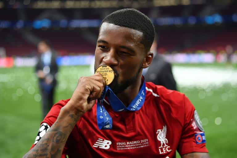 Gini Wijnaldum drops his phone off Liverpool tour bus, fans hand it back up Gini Wijnaldum drops his phone off Liverpool tour bus, fans hand it back up