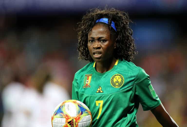 Cameroon’s Onguene throws away water given to her by Dutch sub Cameroon’s Onguene throws away water given to her by Dutch sub