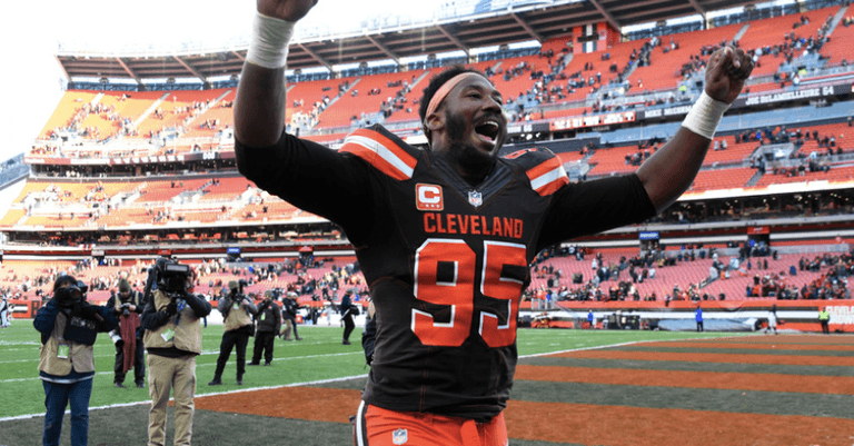 NFL player makes box jumps with 50 pound dumbbells look easy NFL player makes box jumps with 50 pound dumbbells look easy
