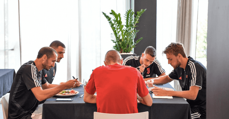 What do Premier League footballers eat before and after a game? What do Premier League footballers eat before and after a game?
