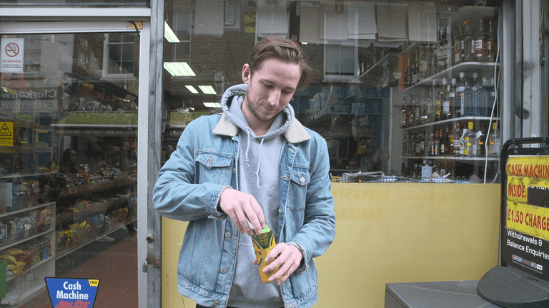Does tapping a beer can actually stop it fizzing? Does tapping a beer can actually stop it fizzing?