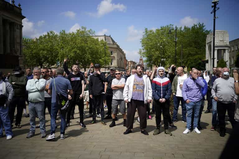 Violence erupts at far-right protests in London Violence erupts at far-right protests in London