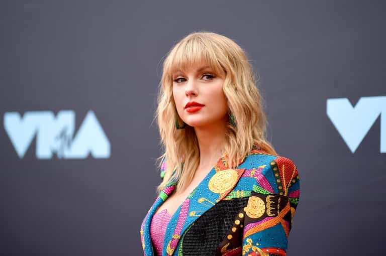 Taylor Swift pays £23,000 for a London student to go to university Taylor Swift pays £23,000 for a London student to go to university