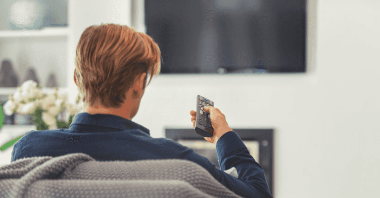 Eating while watching TV leads to weight gain – this is why Eating while watching TV leads to weight gain – this is why