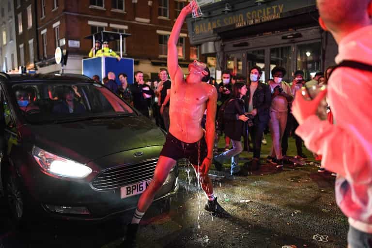 10pm pub curfew forces hundreds onto packed trains in London 10pm pub curfew forces hundreds onto packed trains in London