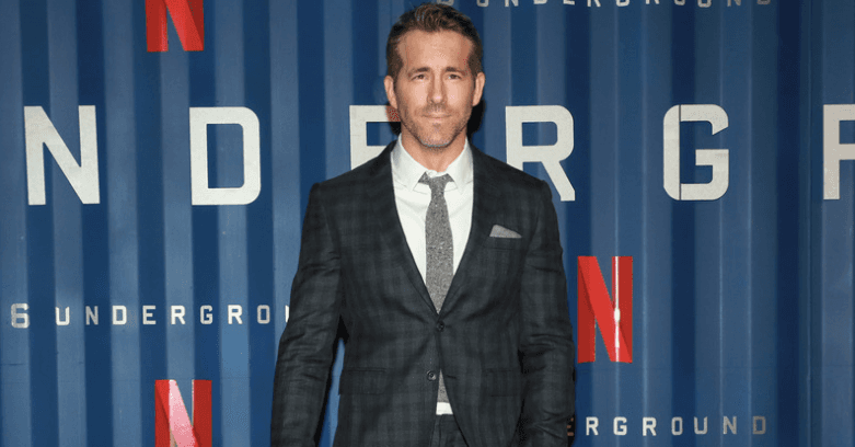 Ryan Reynolds and Rob McElhenney in talks to buy Wrexham AFC