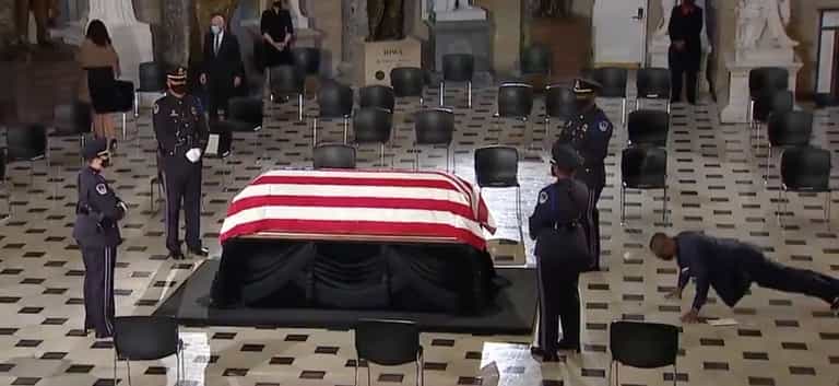 Personal trainer performs respectful press ups while Ruth Bader Ginsburg lies in state Personal trainer performs respectful press ups while Ruth Bader Ginsburg lies in state
