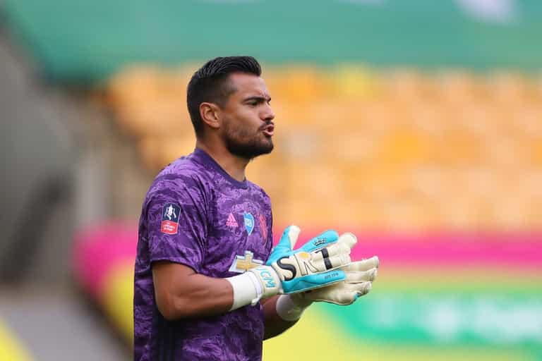 Sergio Romero’s wife launches scathing attack on Man Utd Sergio Romero’s wife launches scathing attack on Man Utd