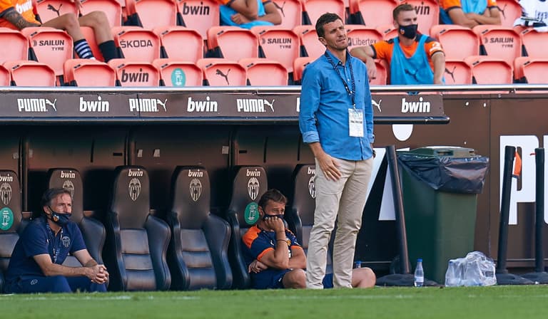 Valencia manager considers walking out five games Valencia manager considers walking out five games