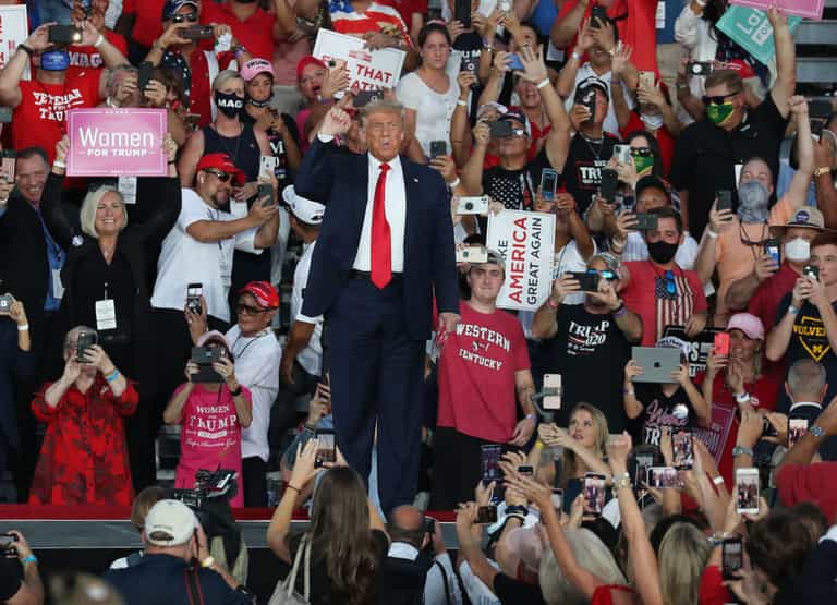 Donald Trump says he’ll ‘kiss everyone in that audience’ at campaign rally Donald Trump says he’ll ‘kiss everyone in that audience’ at campaign rally
