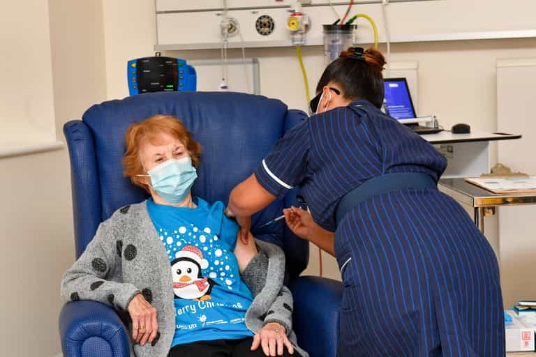 90-year-old woman becomes first person in world to receive Covid-19 vaccine 90-year-old woman becomes first person in world to receive Covid-19 vaccine