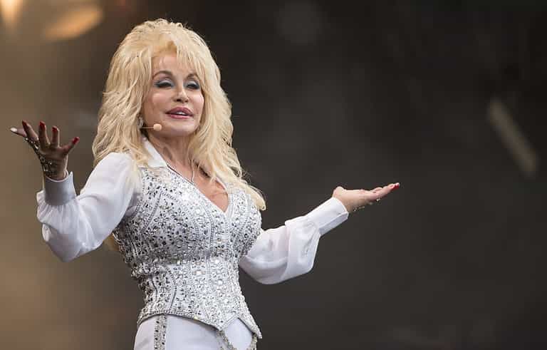 Dolly Parton saved a 9-year-old girl from being hit by a car Dolly Parton saved a 9-year-old girl from being hit by a car