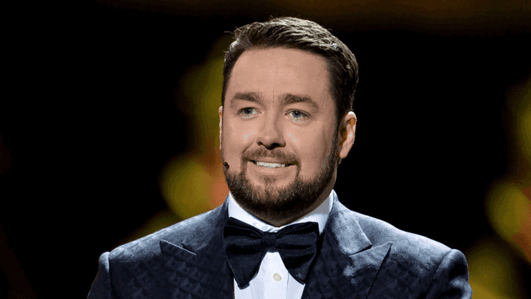 Heartwarming moment Jason Manford sings carols for family friend’s care home Heartwarming moment Jason Manford sings carols for family friend’s care home