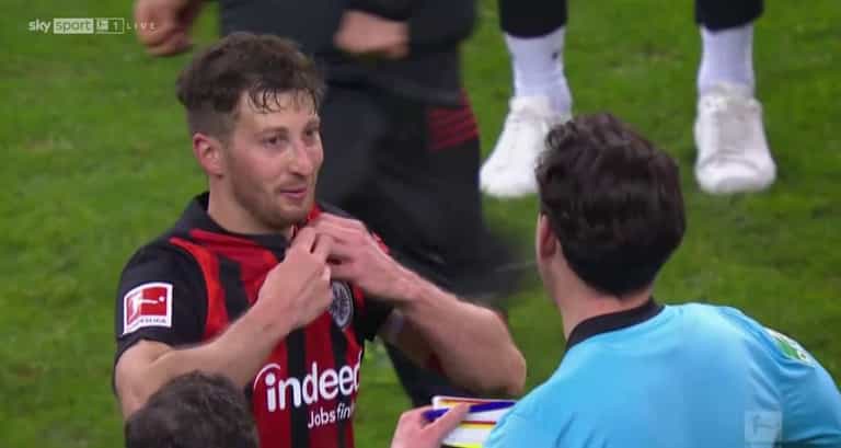 Bundesliga player surprises referee by asking him to swap shirts at full-time Bundesliga player surprises referee by asking him to swap shirts at full-time