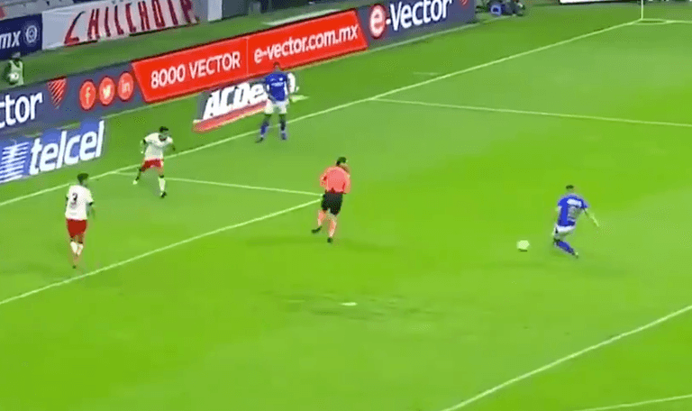 Mexican referee accidentally blocks goal-bound shot Mexican referee accidentally blocks goal-bound shot