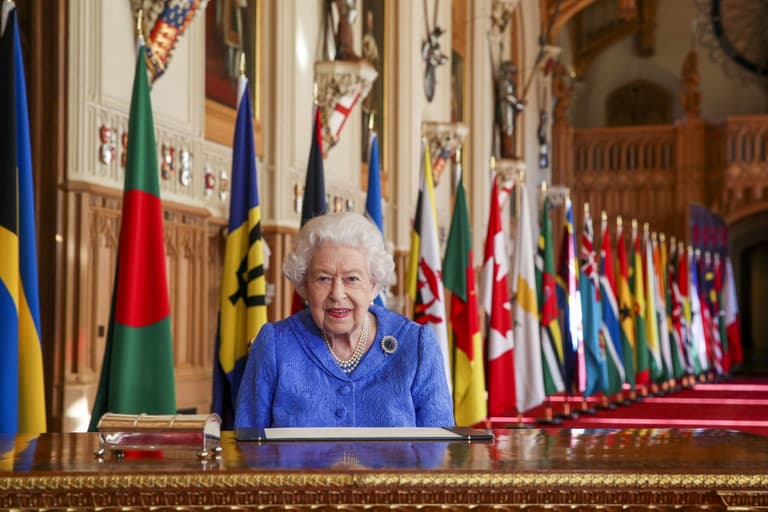 Brits to get four-day Bank Holiday weekend in 2022 to celebrate the Queen Brits to get four-day Bank Holiday weekend in 2022 to celebrate the Queen