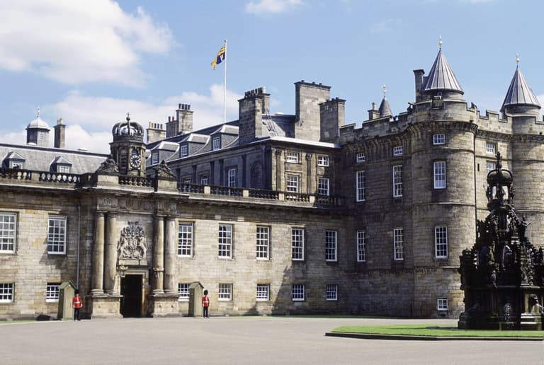 Man arrested after bomb squad called to ‘suspicious item’ at Queen’s residence Man arrested after bomb squad called to ‘suspicious item’ at Queen’s residence