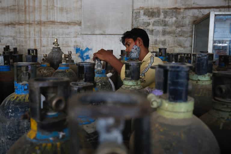 Indian man drives 1400km to get oxygen cylinder for his childhood friend Indian man drives 1400km to get oxygen cylinder for his childhood friend