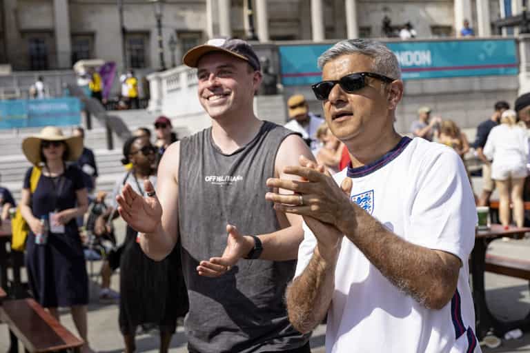 Sadiq Khan says ‘real fans don’t boo’ taking a knee Sadiq Khan says ‘real fans don’t boo’ taking a knee
