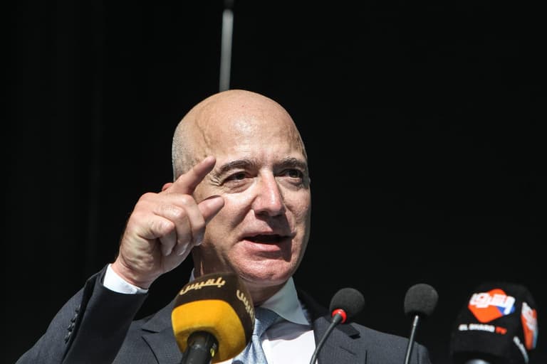Petition for Jeff Bezos to be refused entry back to earth hits 150,000 goal Petition for Jeff Bezos to be refused entry back to earth hits 150,000 goal