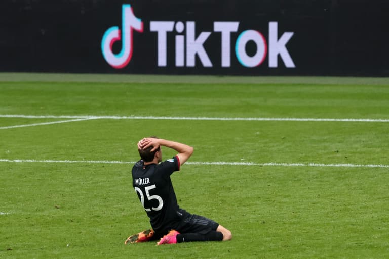 Fans are loving Raheem Sterling and his teammates’ reaction to Muller miss Fans are loving Raheem Sterling and his teammates’ reaction to Muller miss