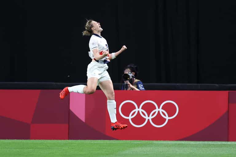 Ellen White clinches victory over Japan as Team GB reach Olympic quarter finals Ellen White clinches victory over Japan as Team GB reach Olympic quarter finals
