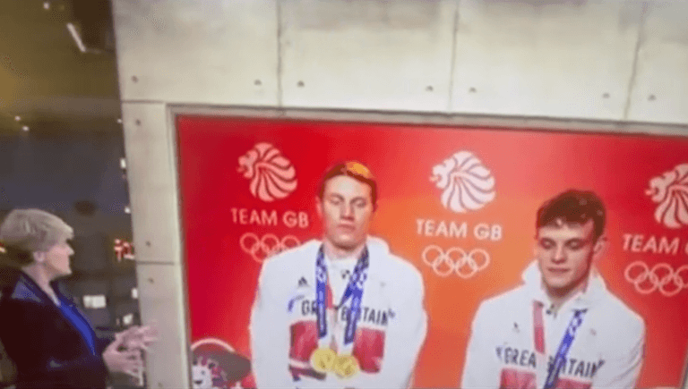 Olympic swimmers barely keep it together after Clare Balding compliments ‘third leg’ Olympic swimmers barely keep it together after Clare Balding compliments ‘third leg’