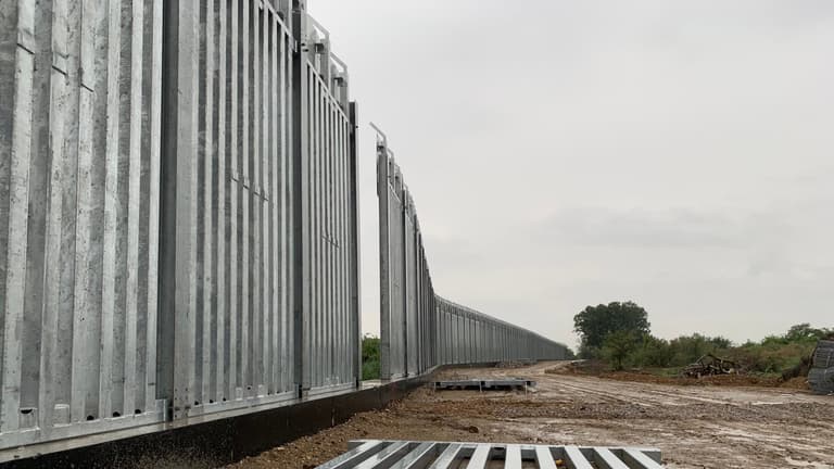 Greece erects 40km wall to stop Afghan migrant surge Greece erects 40km wall to stop Afghan migrant surge