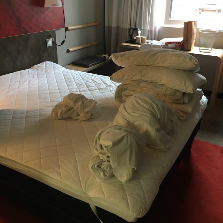 Man divides internet over the way he leaves hotel room on check out Man divides internet over the way he leaves hotel room on check out