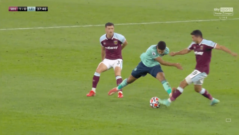Ayoze Perez sent off for Leicester after horror tackle against West Ham Ayoze Perez sent off for Leicester after horror tackle against West Ham