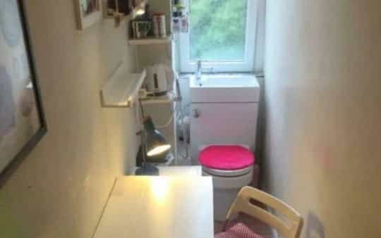 Landlord tries to rent out bathroom with a desk in as an ‘office space’ Landlord tries to rent out bathroom with a desk in as an ‘office space’